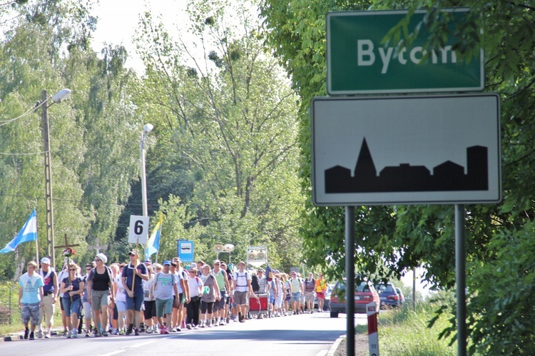 70. Pielgrzymka Rybnicka - dzień drugi - w drodze