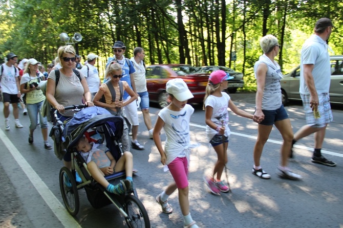 70. Pielgrzymka Rybnicka - dzień drugi - w drodze