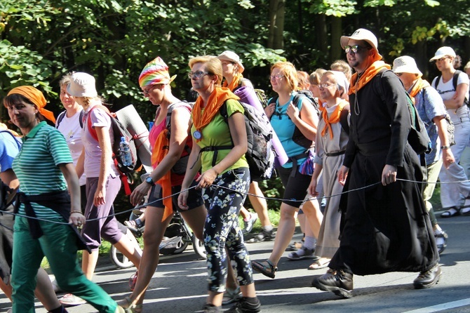 70. Pielgrzymka Rybnicka - dzień drugi - w drodze