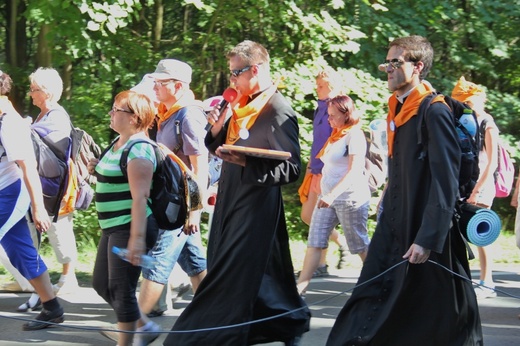 70. Pielgrzymka Rybnicka - dzień drugi - w drodze