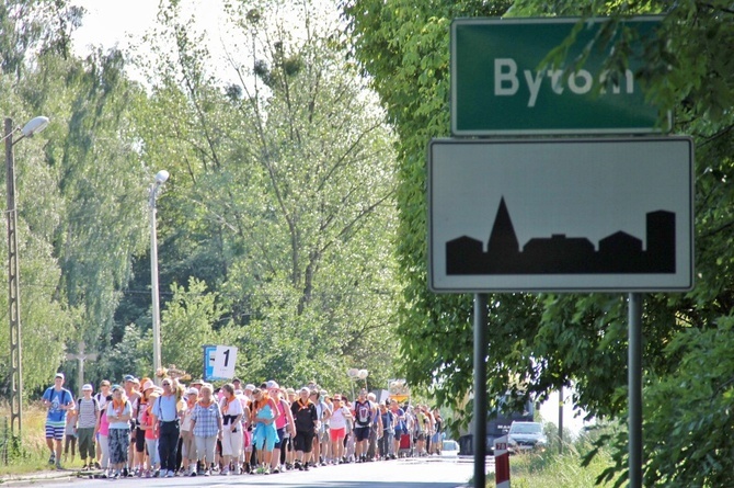 70. Pielgrzymka Rybnicka - dzień drugi - w drodze