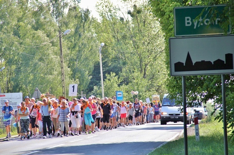 70. Pielgrzymka Rybnicka - dzień drugi - w drodze