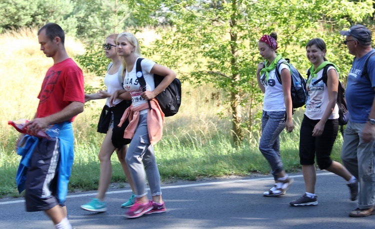 70. Pielgrzymka Rybnicka - dzień drugi - w drodze