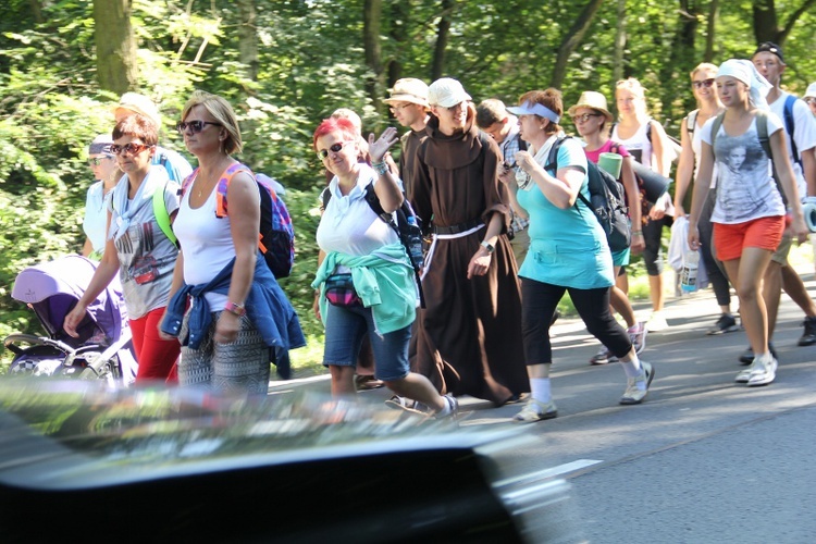 70. Pielgrzymka Rybnicka - dzień drugi - w drodze