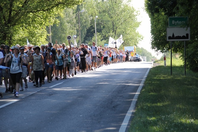 70. Pielgrzymka Rybnicka - dzień drugi - w drodze