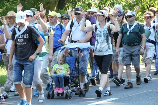 70. Pielgrzymka Rybnicka - dzień drugi - w drodze