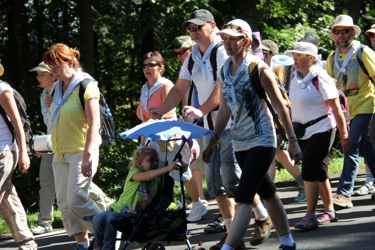 70. Pielgrzymka Rybnicka - dzień drugi - w drodze