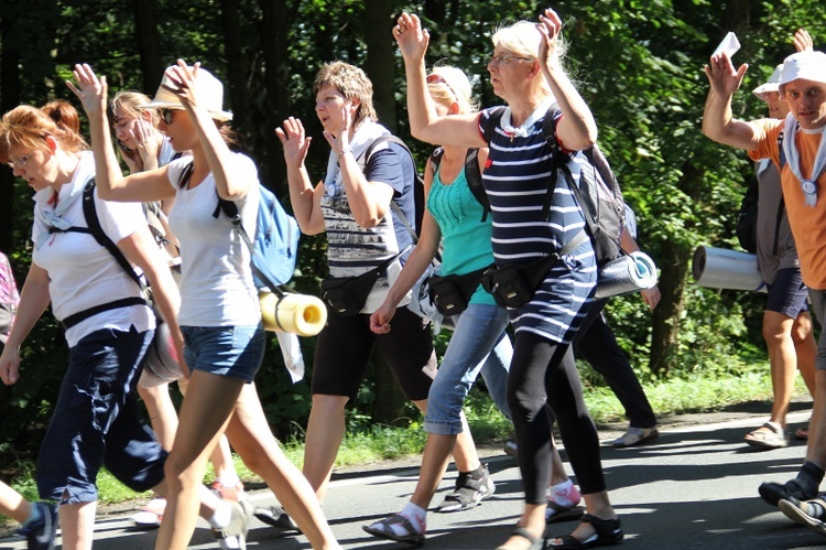 70. Pielgrzymka Rybnicka - dzień drugi - w drodze