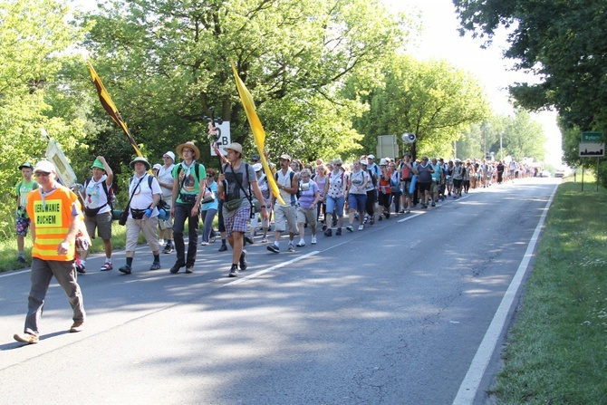 70. Pielgrzymka Rybnicka - dzień drugi - w drodze