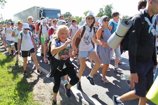 70. Pielgrzymka Rybnicka - dzień drugi - w drodze