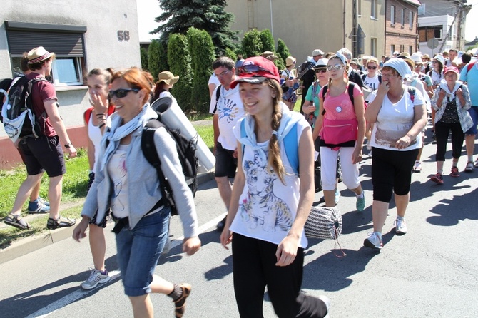 70. Pielgrzymka Rybnicka - dzień drugi - w drodze