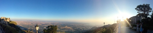 Panorama Sycylii widoczna z położonego na górze miasteczka Erice. 