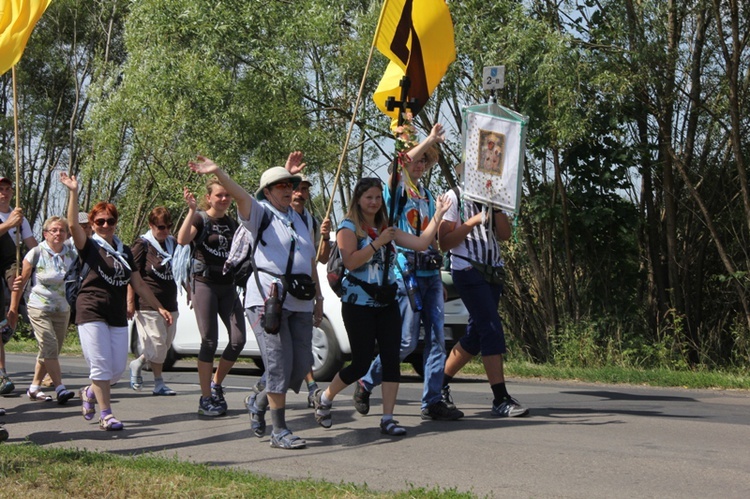 70. Pielgrzymka Rybnicka - dzień czwarty - w drodze