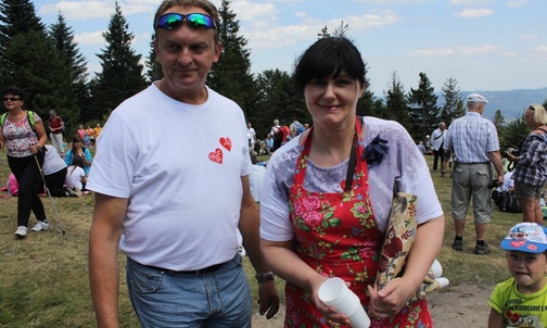 Dorota i Krzysztof Kuklowie - właściciele schroniska na Klimczoku - zadbali o żołądki wszystkich pielgrzymów