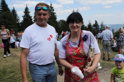 Dorota i Krzysztof Kuklowie - właściciele schroniska na Klimczoku - zadbali o żołądki wszystkich pielgrzymów