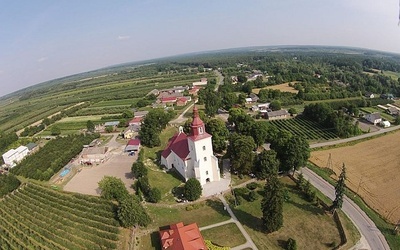 Kościół w Rybitwach z lotu... drona
