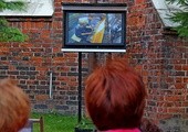 Słuchacze mogli zobaczyć carillonowych wirtuozów dzięki ekranowi zamontowanemu obok wieży kościoła św. Katarzyny w Gdańsku 