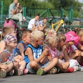 Najmłodsi czekają na występ artystów cyrkowych 