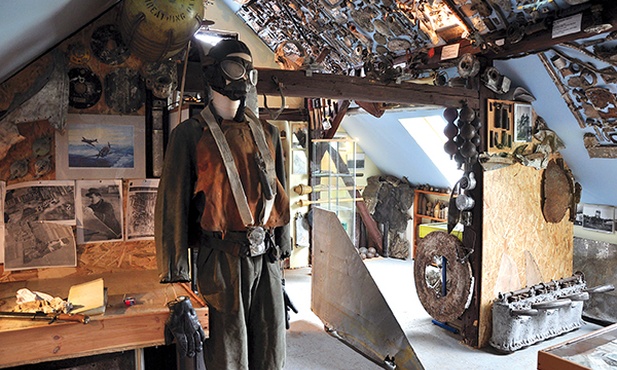 Wnętrze pełne jest części samolotów