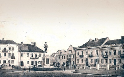 Radomski rynek z pierwszym pomnikiem legionisty i fontanną- -kamieniem po 1934 roku