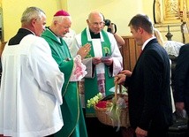  Wśród darów ołtarza składanych przez rolników na ręce bp. Adama Odzimka była, oczywiście, papryka. Obok biskupa stoi proboszcz ks. kan. Jan Gruszka