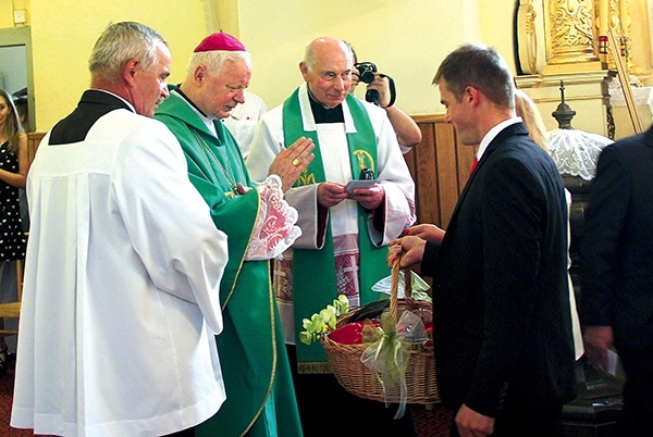  Wśród darów ołtarza składanych przez rolników na ręce bp. Adama Odzimka była, oczywiście, papryka. Obok biskupa stoi proboszcz ks. kan. Jan Gruszka