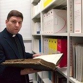   Historyk ks. Rafał Piekarski w archiwum kurii diecezji radomskiej 