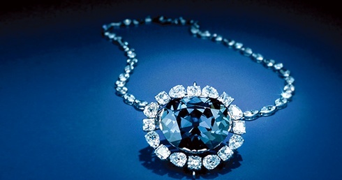Hope to największy diament kolorowy. Pochodzi z Indii, a jego historia sięga XVII wieku