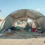 Uchodźcy śpią całymi rodzinami w małych namiotach. Brakuje im dosłownie wszystkiego