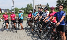 Ekipa rowerzystów ks. Zygmunta Mizi w drodze powrotnej ze wschodniej Polski