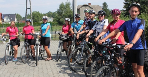 Ekipa rowerzystów ks. Zygmunta Mizi w drodze powrotnej ze wschodniej Polski