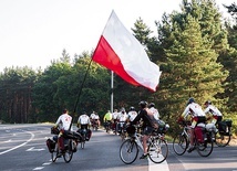 NINIWA Team pokonuje pierwsze metry wyprawy „Radość Życia”. Jak co roku przewodnikiem grupy jest oblat o. Tomasz Maniura OMI