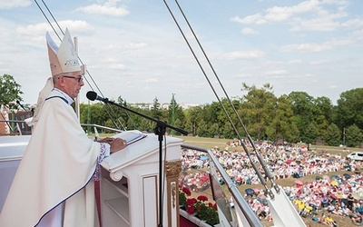   Zwieńczeniem pielgrzymowania była Msza św. na wałach jasnogórskich. Przewodniczył jej abp Wiktor Skworc