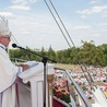   Zwieńczeniem pielgrzymowania była Msza św. na wałach jasnogórskich. Przewodniczył jej abp Wiktor Skworc