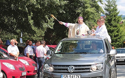  Kierowców i pojazdy w Rychwałdzie błogosławił bp Roman Pindel