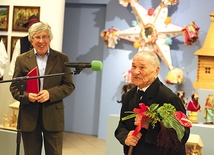  Józef Hulka podczas wernisażu wystawy „Dwa światy”. Z lewej kurator Zbigniew Micherdziński