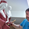 Kazimierz Klimkiewicz pracuje nad figurą Pięknej Madonny z Krużlowej