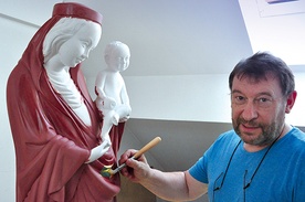 Kazimierz Klimkiewicz pracuje nad figurą Pięknej Madonny z Krużlowej