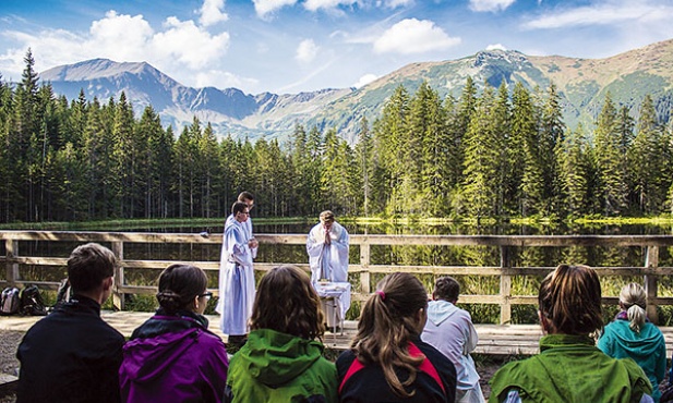  „To coś więcej niż turystyka, drogi panie. Przeżycie głębsze niż na filmowym planie” – mówią wersy piosenki promującej obóz adaptacyjny