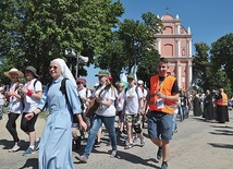  Skrzatusz, 1 sierpnia: Wyjście grup na trasę pielgrzymki