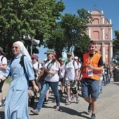  Skrzatusz, 1 sierpnia: Wyjście grup na trasę pielgrzymki