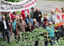  Pielgrzymi wspinali się na Górę Chełmską w duchu pokutnym, rozważając mękę Chrystusową