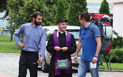 Ostatnie konsultacje  przed wyjściem w trasę.  Na zdjęciu ks. Piotr Szafrański, ks. Piotr Fiałek  i Krzysztof Osijewski