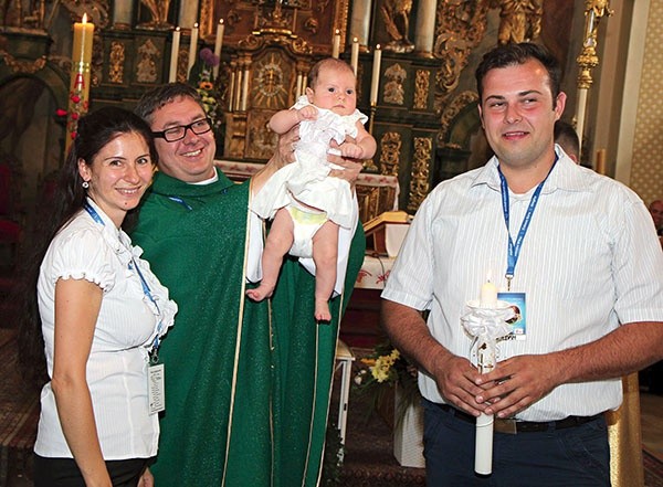 W zeszłym roku prosiliśmy z mężem w czasie pielgrzymki o córeczkę i dzisiaj są jej chrzciny – powiedziała Aneta Michalska