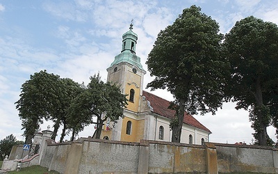  Poświęcony w 1760 r. kościół pw. św. Anny w Nowej Wsi został zbudowany dzięki staraniom bledzewskiego opata o. Józefa Loki