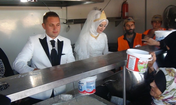 Zrezygnowali z wesela, nakarmili 4 tys. uchodźców