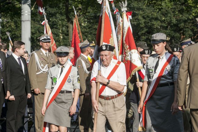 Przed Pomnikiem ofiar na Woli