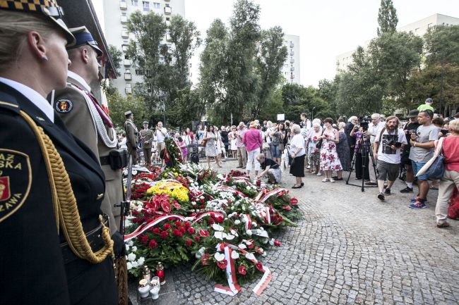 Przed Pomnikiem ofiar na Woli