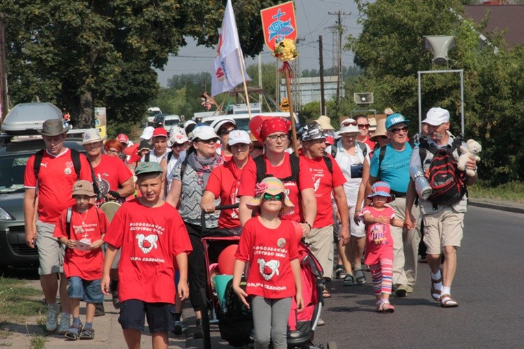 Na Jasną Górę pielgrzymi wędrują w 9 grupach