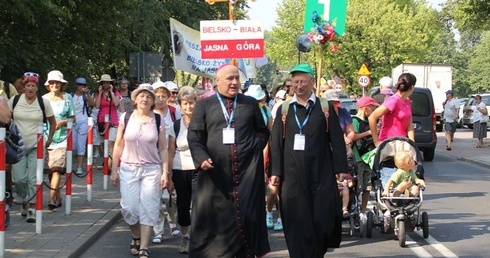 Bp Piotr Greger (obok ks. Józefa Walusiaka) odprowadził pielgrzymów jasnogórskich do granic Bielska-Białej